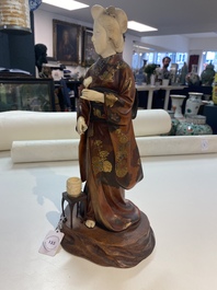 Un okimono d'une geisha en bois, laque, ivoire et nacre, Japon, Meiji, 19&egrave;me