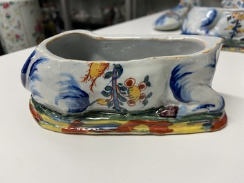 Een paar polychrome Delftse terrines in de vorm van koeien, 18e eeuw