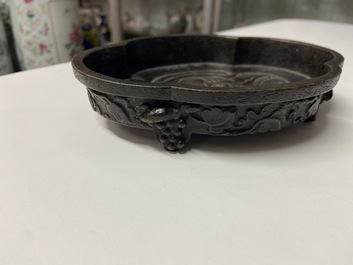Un lave-pinceaux quadrilobe en bronze, Chine, Kangxi