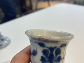 Een paar Chinese blauw-witte kandelaars, Kangxi
