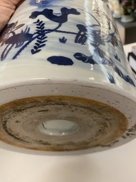 Een grote Chinese blauw-witte en koperrode penselenbeker, 19e eeuw