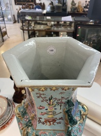 Een Chinese hexagonale famille rose vaas met antiquiteiten, 19e eeuw