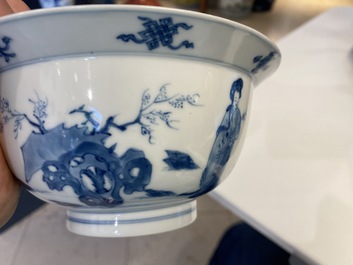 Un bol de type 'klapmuts' en porcelaine de Chine en bleu et blanc, marque de Xuande, Kangxi
