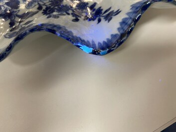 Een Chinese blauw-witte bladvormige schotel, Qianlong