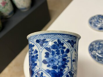 Une paire de gobelets couverts en porcelaine de Chine en bleu et blanc, Kangxi