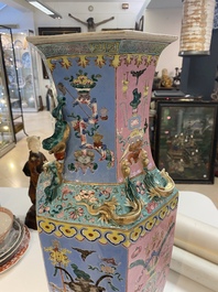 Een Chinese hexagonale famille rose vaas met antiquiteiten, 19e eeuw