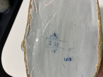 Een paar polychrome Delftse terrines in de vorm van koeien, 18e eeuw