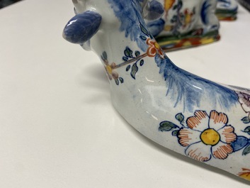 Een paar polychrome Delftse terrines in de vorm van koeien, 18e eeuw