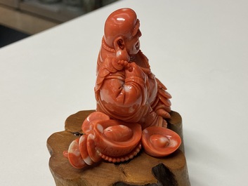Une figure de Bouddha en corail rouge sculpt&eacute;, Chine, R&eacute;publique