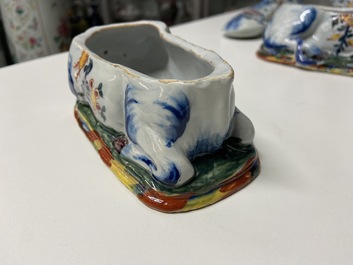 Een paar polychrome Delftse terrines in de vorm van koeien, 18e eeuw