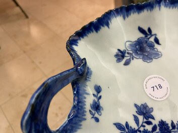 Een Chinese blauw-witte bladvormige schotel, Qianlong