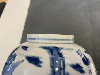 Un bol de type 'klapmuts' en porcelaine de Chine en bleu et blanc, marque de Xuande, Kangxi