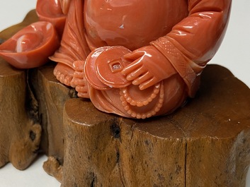 Une figure de Bouddha en corail rouge sculpt&eacute;, Chine, R&eacute;publique