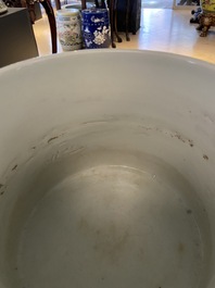 Een grote Chinese blauw-witte en koperrode penselenbeker, 19e eeuw