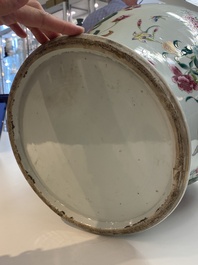 Een grote Chinese famille rose dekselvaas, 19e eeuw