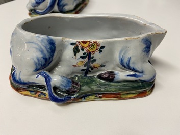 Een paar polychrome Delftse terrines in de vorm van koeien, 18e eeuw