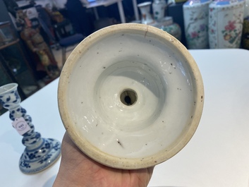 Een paar Chinese blauw-witte kandelaars, Kangxi