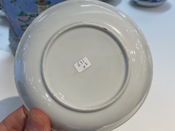 Une tasse et soucoupe en porcelaine de Chine d'exportation &agrave; d&eacute;cor d'un marchand de harengs, Qianlong