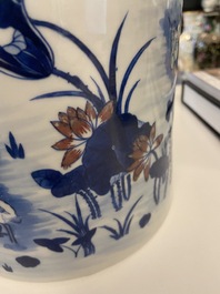 Een grote Chinese blauw-witte en koperrode penselenbeker, 19e eeuw