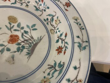 Een Japans Kakiemon bassin met floraal decor, Edo, eind 17e eeuw