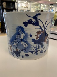 Een grote Chinese blauw-witte en koperrode penselenbeker, 19e eeuw