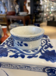 Une bouteille de forme carr&eacute;e en porcelaine de Chine en bleu et blanc, Kangxi