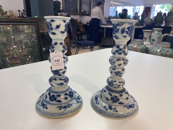 Een paar Chinese blauw-witte kandelaars, Kangxi