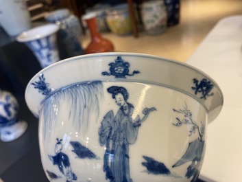 Un bol de type 'klapmuts' en porcelaine de Chine en bleu et blanc, marque de Xuande, Kangxi
