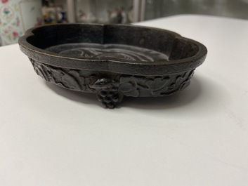 Un lave-pinceaux quadrilobe en bronze, Chine, Kangxi