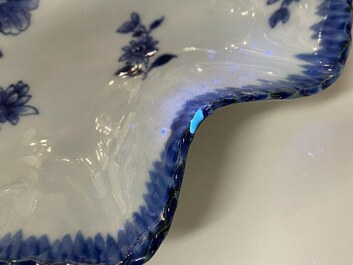 Een Chinese blauw-witte bladvormige schotel, Qianlong