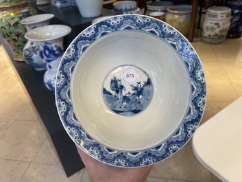Un bol de type 'klapmuts' en porcelaine de Chine en bleu et blanc, marque de Xuande, Kangxi