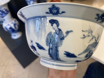Un bol de type 'klapmuts' en porcelaine de Chine en bleu et blanc, marque de Xuande, Kangxi