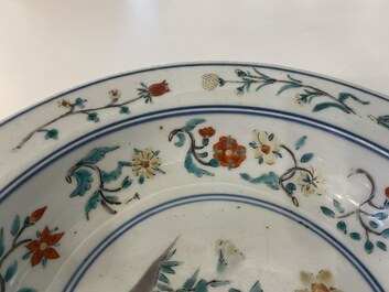 Een Japans Kakiemon bassin met floraal decor, Edo, eind 17e eeuw