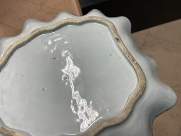 Een Chinese blauw-witte bladvormige schotel, Qianlong