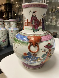 Een Chinese famille rose vaas met verhalend decor, 19/20e eeuw