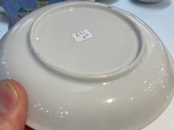 Une tasse et soucoupe en porcelaine de Chine d'exportation &agrave; d&eacute;cor d'un marchand de harengs, Qianlong