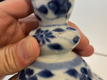 Een paar Chinese blauw-witte kandelaars, Kangxi
