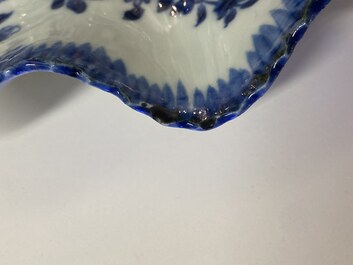 Een Chinese blauw-witte bladvormige schotel, Qianlong