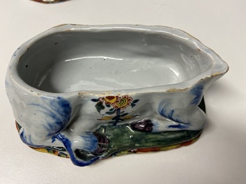 Een paar polychrome Delftse terrines in de vorm van koeien, 18e eeuw