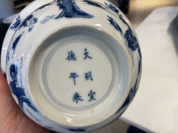Un bol de type 'klapmuts' en porcelaine de Chine en bleu et blanc, marque de Xuande, Kangxi