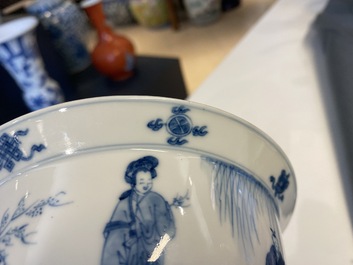 Un bol de type 'klapmuts' en porcelaine de Chine en bleu et blanc, marque de Xuande, Kangxi
