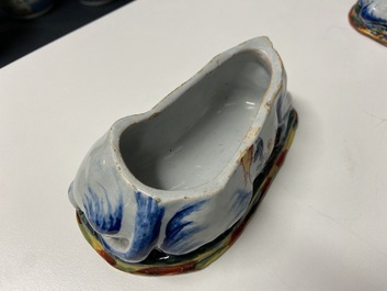 Een paar polychrome Delftse terrines in de vorm van koeien, 18e eeuw