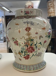 Een paar Chinese blauw-witte kandelaars, Kangxi