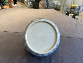 Un pot &agrave; chaux en porcelaine de Chine en bleu et blanc pour le march&eacute; thai, 19&egrave;me