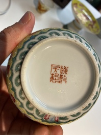 Een Chinese tazza, een dekselkom en een wijnkop met draken op gele fondkleur, 19/20e eeuw