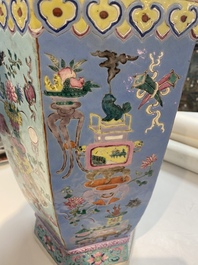 Een Chinese hexagonale famille rose vaas met antiquiteiten, 19e eeuw