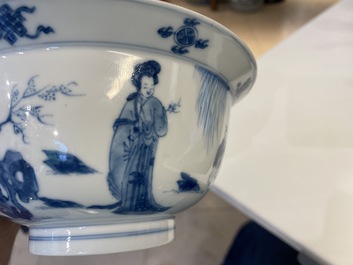 Un bol de type 'klapmuts' en porcelaine de Chine en bleu et blanc, marque de Xuande, Kangxi
