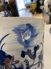 Een grote Chinese blauw-witte en koperrode penselenbeker, 19e eeuw