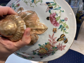 Une terrine couverte sur pr&eacute;sentoir en porcelaine de Chine famille rose de Canton, 19&egrave;me