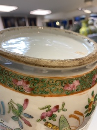 Twee paar Chinese Canton famille rose vazen, 19e eeuw